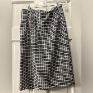 Nice and warm pencil stretchy skirt. Look fabulous!